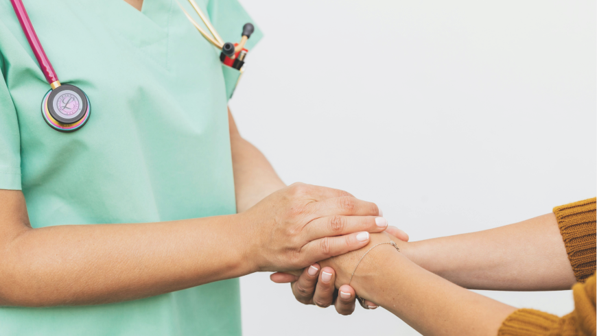 Caregiver, tra invisibilità giuridica e centralità operativa. Un dialogo transdisciplinare tra diritto e servizio sociale