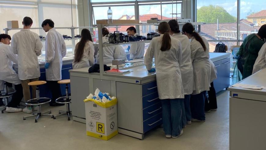 Le classi del Sobrero nel laboratorio di Chimica verde